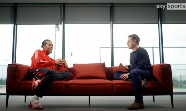 九游体育app-范戴克对话内维尔：退役球星在批评新一代球员时，是要负有责任的