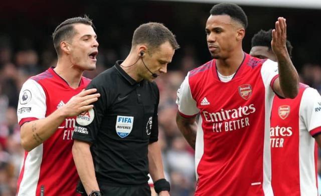 Referee.Stuart.Attwell.is_.surrounded.by_.Arsenal.players.after_.awarding.a.penalty.to_.Manchester.City_.during.the_.Premier.League.match_.at_.the_.Emirates.Stadium.London-1.jpg